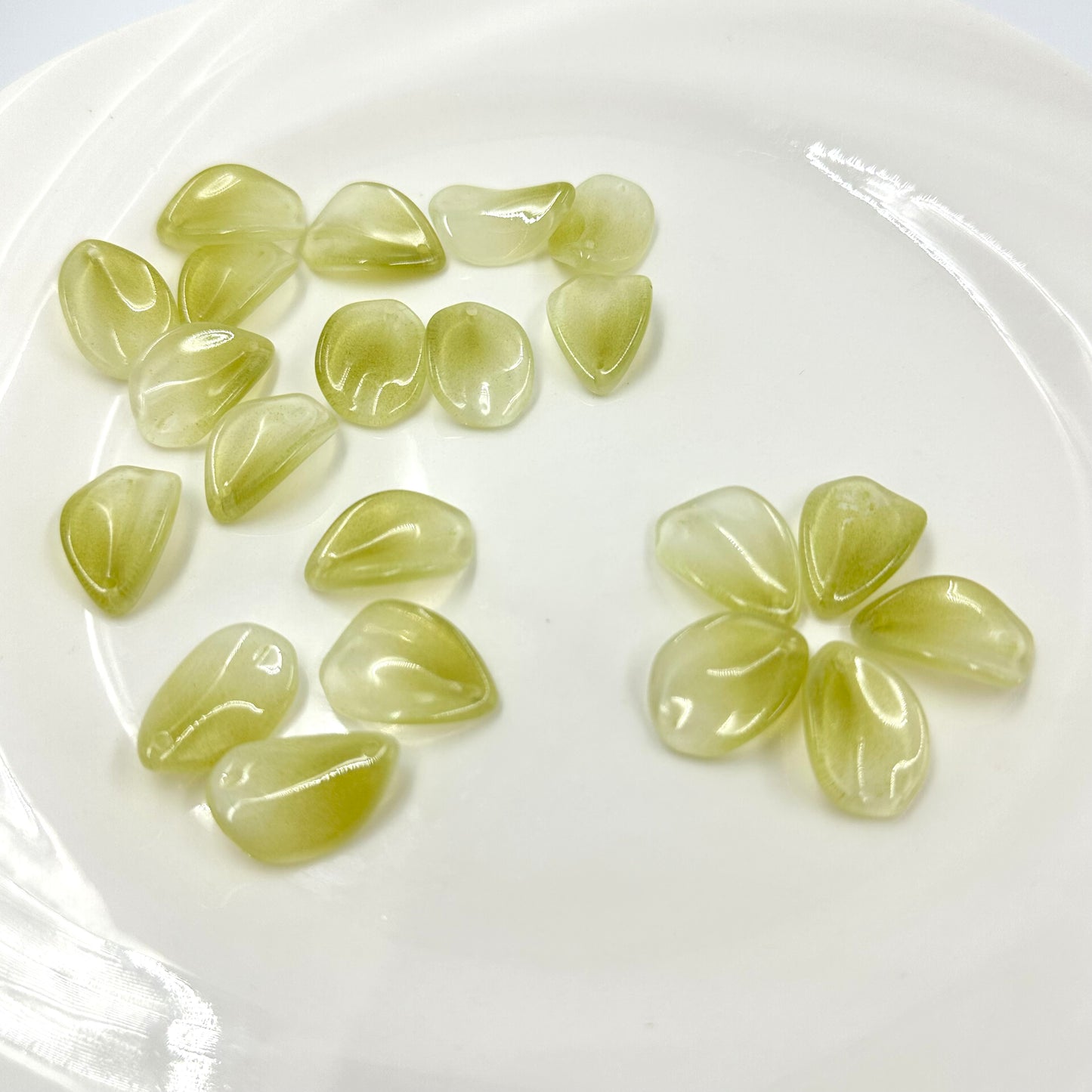 10pcs Gradient Green Glass Leaf Beads