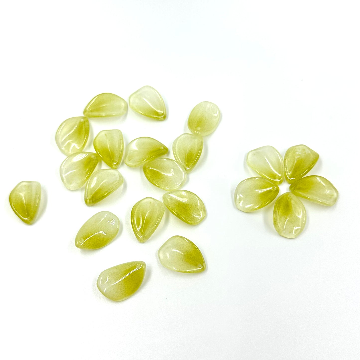 10pcs Gradient Green Glass Leaf Beads