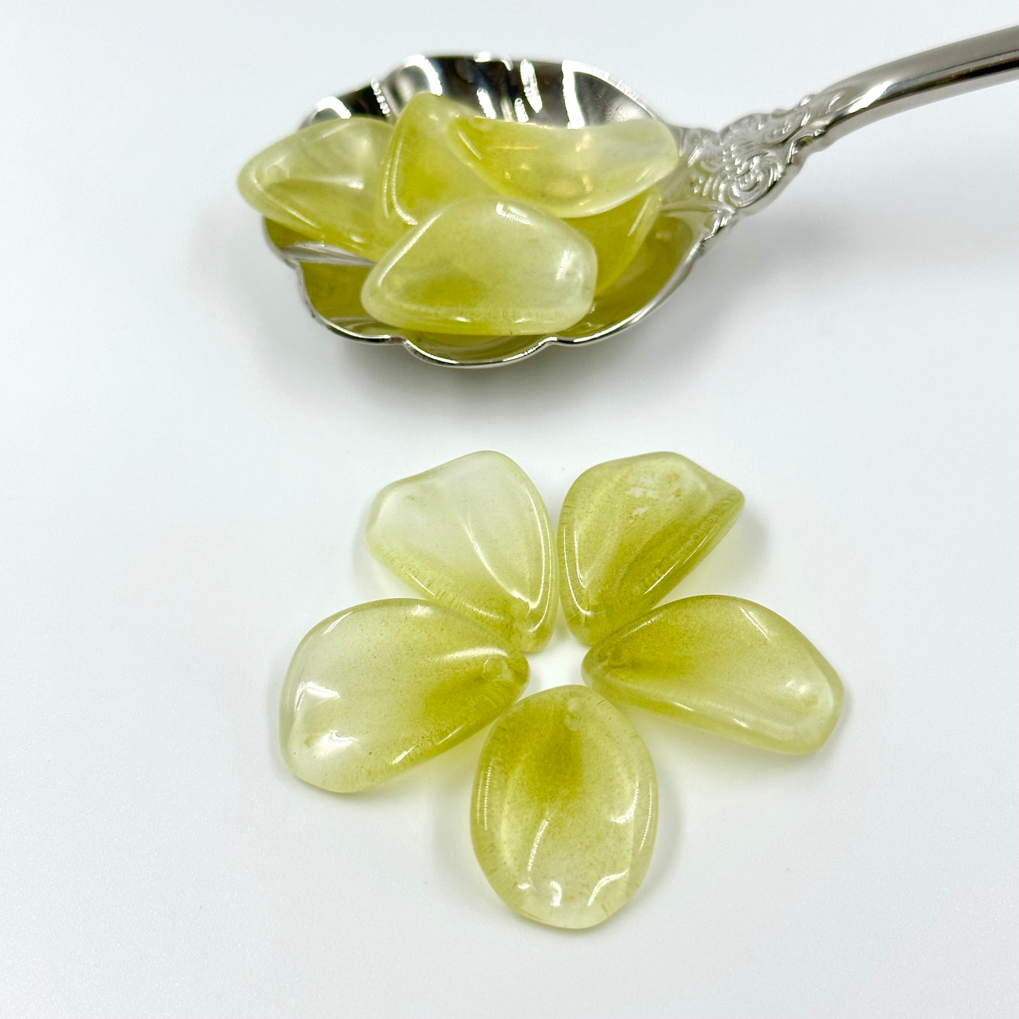 10pcs Gradient Green Glass Leaf Beads