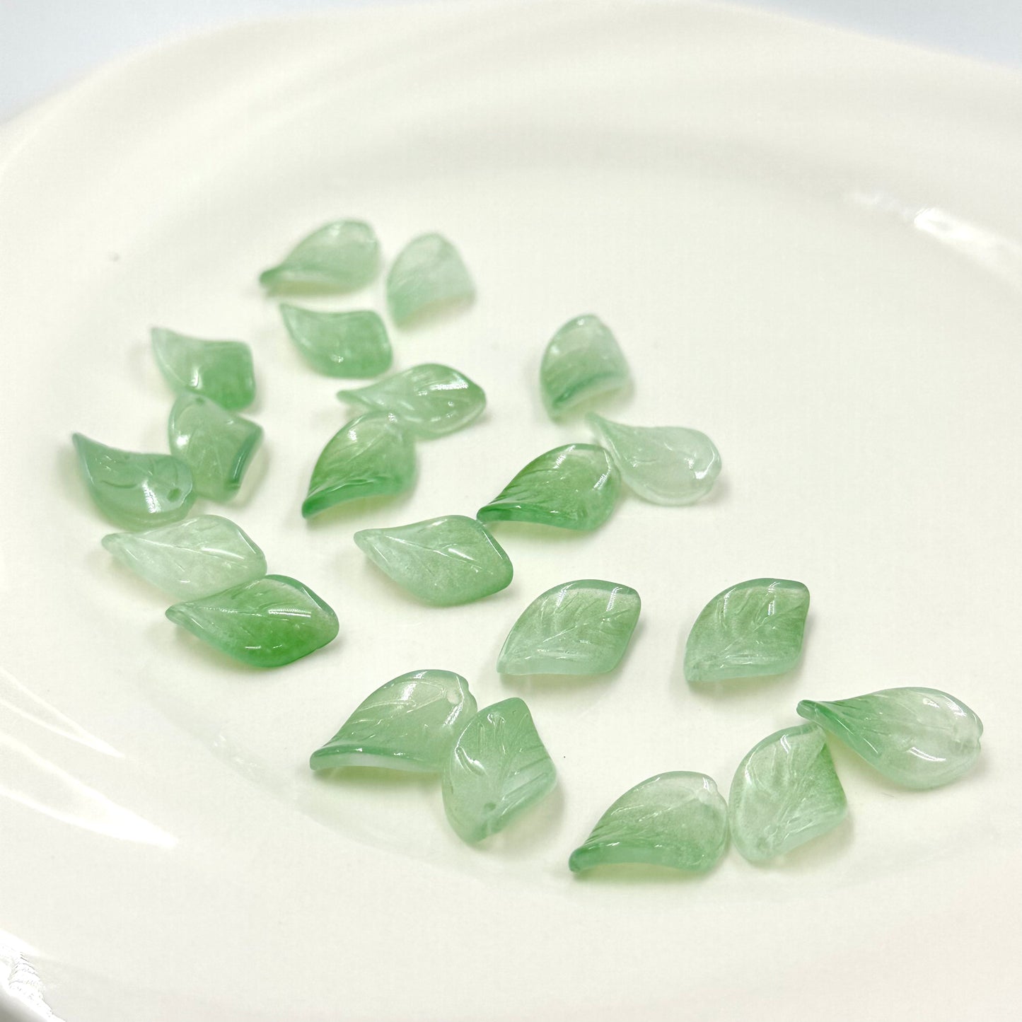 10pcs Green Curved Leaf Beads