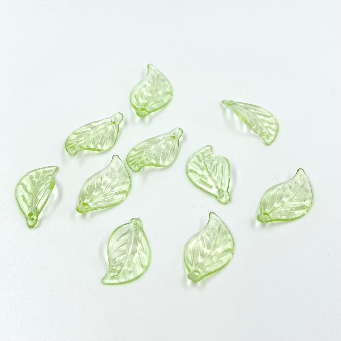 10pcs Green Curved Acrylic Leaf Beads