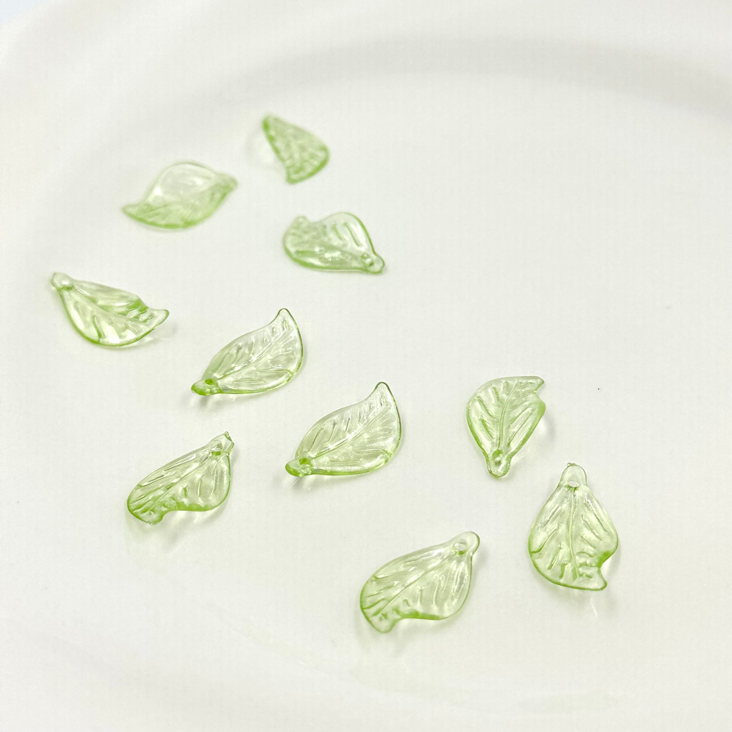 10pcs Green Curved Acrylic Leaf Beads