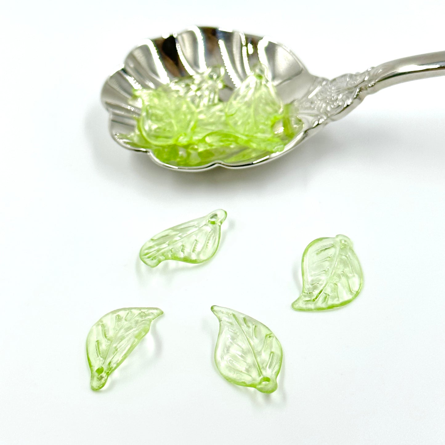 10pcs Green Curved Acrylic Leaf Beads